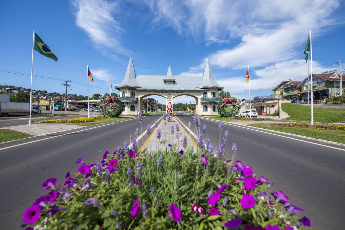 Vista panorâmica de Gramado com casas de luxo rodeadas por belezas naturais, exemplificando o aumento de segunda moradia na região.